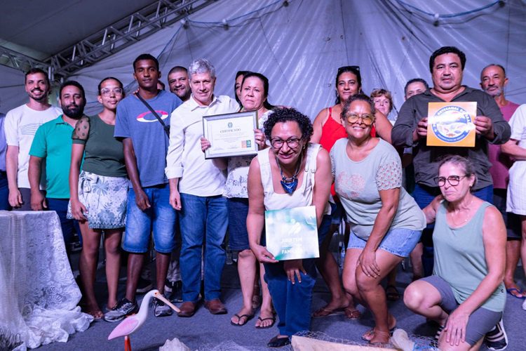 Primeiro Selo da Pesca Artesanal do Brasil é entregue para cooperativa de pescadores em SP