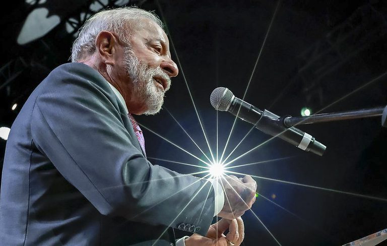 Melhorar a vida da classe trabalhadora é condição para desenvolver o Brasil, argumenta Lula