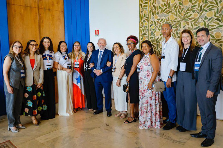 Merendeiras vencedoras de concurso de alimentação escolar se encontram com Lula