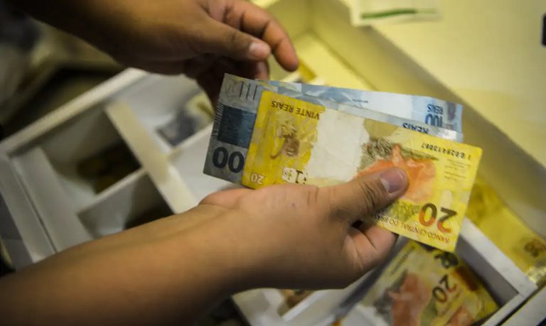 Governo do Brasil propõe salário mínimo de R$ 1.717 em 2027