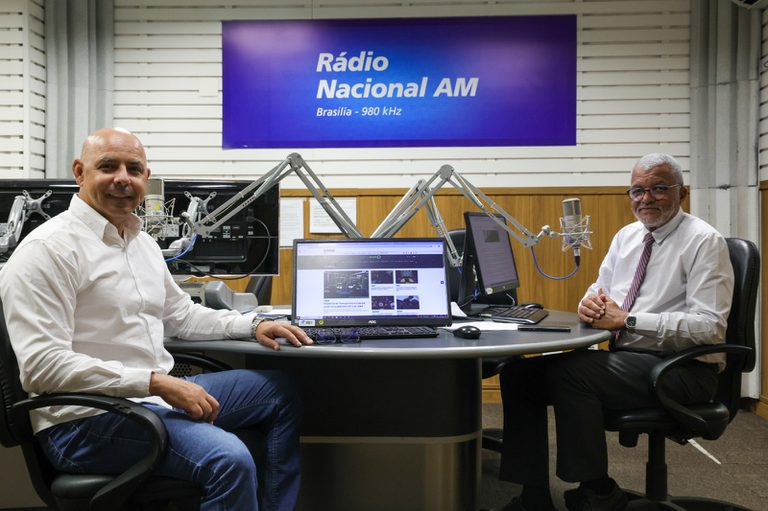 Entrevistas, reportagens e debates: Rádio Nacional estreia, neste sábado, 'Frequência Nacional'