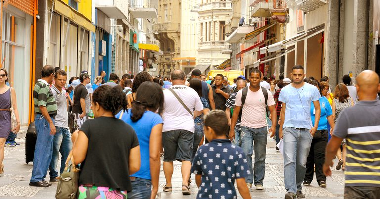 82% das pessoas acima de 14 anos no Brasil têm algum rendimento; 11% recebem programas sociais