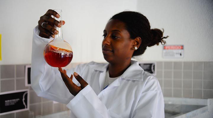 Programa Aurora ajuda mães cientistas a conciliar carreira e maternidade