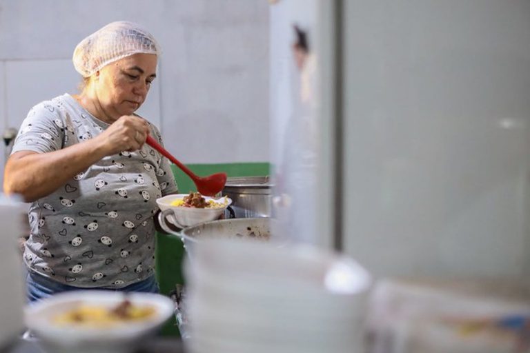 Fome severa cai mais de 70% entre mulheres, pessoas negras e crianças