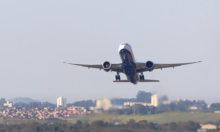 Governo do Brasil libera R$ 8 bi para apoiar setor aéreo diante da alta dos combustíveis