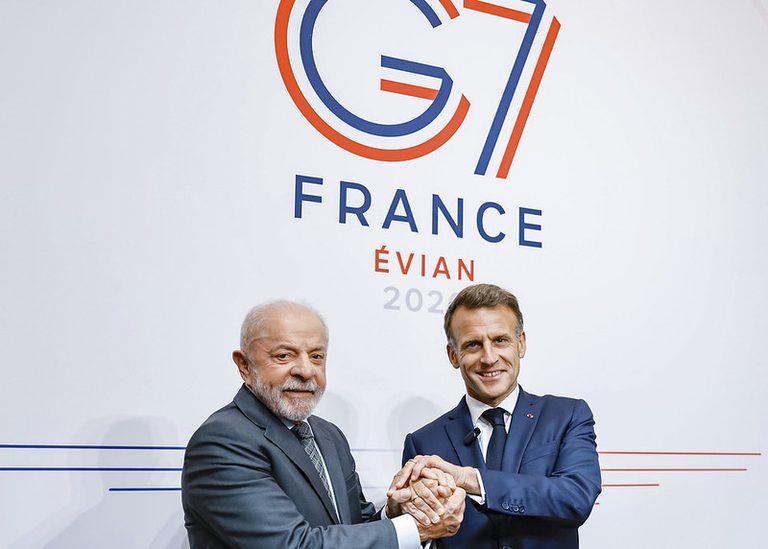 Lula se reúne com Macron na França e diz que leva ao G7 a voz do Sul Global