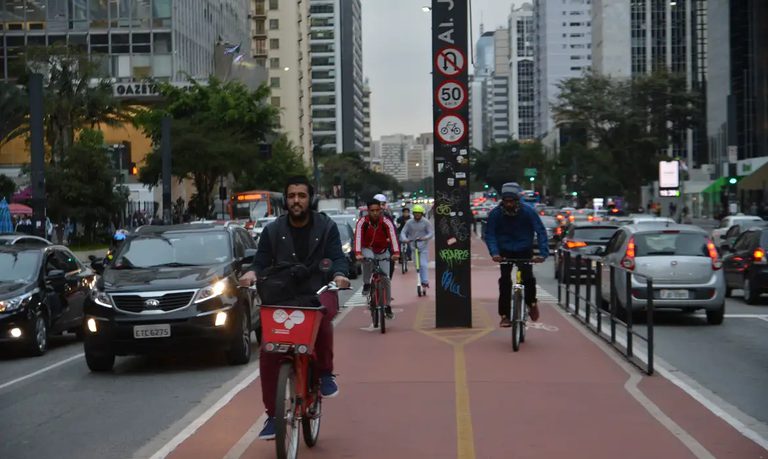 O que é o PlanMob-Brasil e como ele pretende transformar a mobilidade urbana