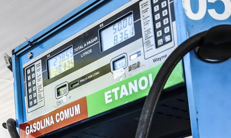 Gasolina com 32% de etanol passa a valer neste sábado (1º)