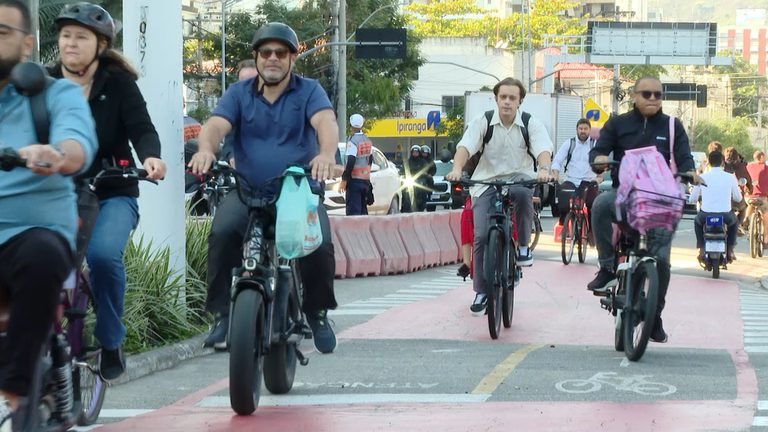 Caminhos da Reportagem desta segunda (17) mostra os desafios das bikes elétricas e veículos de micromobilidade