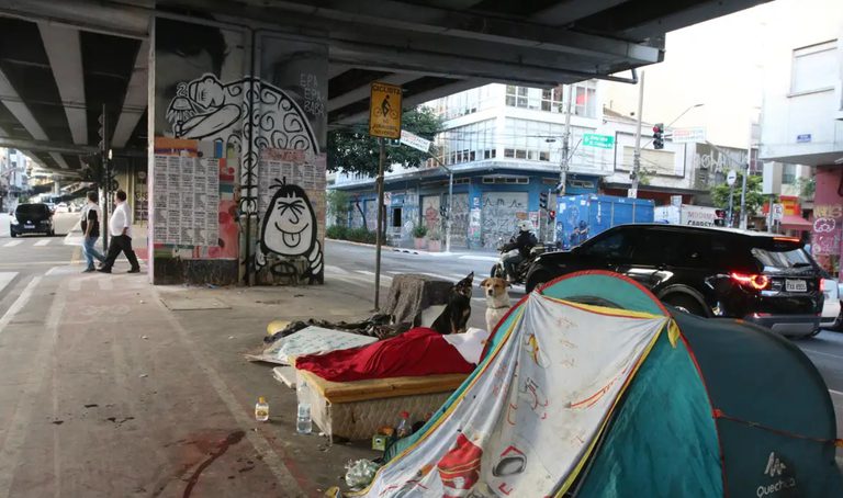 Disque 100 faz capacitação sobre atendimento à população em situação de rua