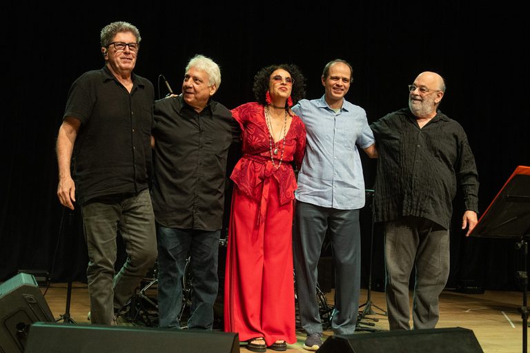 Repertório de Caetano Veloso embala show exclusivo no programa Cena Musical, da TV Brasil