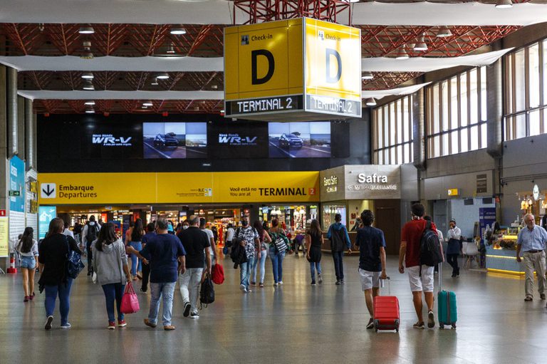 Atrasos e cancelamentos de voos: novas regras ampliam proteção aos passageiros