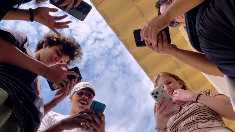 Caminhos da Reportagem desta segunda destaca o voto de jovens e idosos