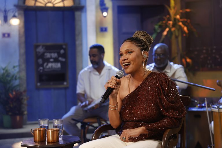 Cantora Teresa Cristina solta a voz no programa Sem Censura, da TV Brasil, desta terça (22)