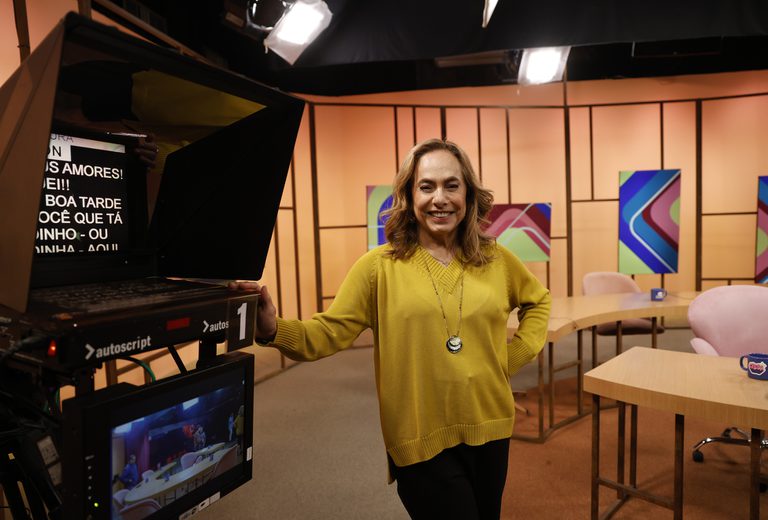 Cissa Guimarães volta ao comando da bancada do Sem Censura, da TV Brasil