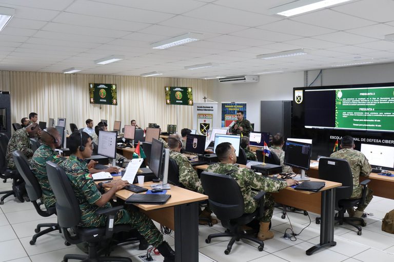 Exército Brasileiro conduz exercício de defesa cibernética entre delegações sul-americanas