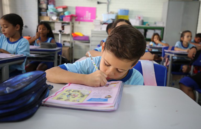 Educação financeira: material de apoio do MEC orienta o ensino sobre o uso consciente do dinheiro