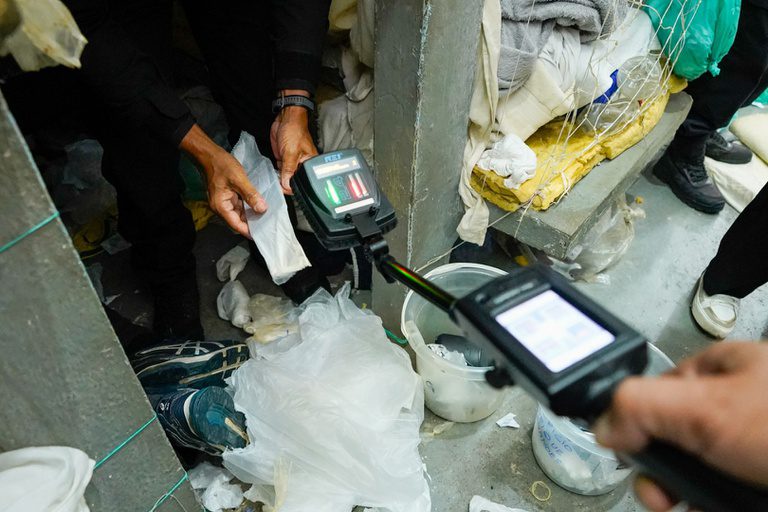 Operação nacional contra o crime organizado apreende celulares em prisões