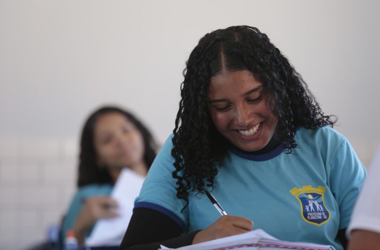 Mulheres são 64% dos 5 milhões de participantes no Enem 2026; metade tem de 17 a 18 anos