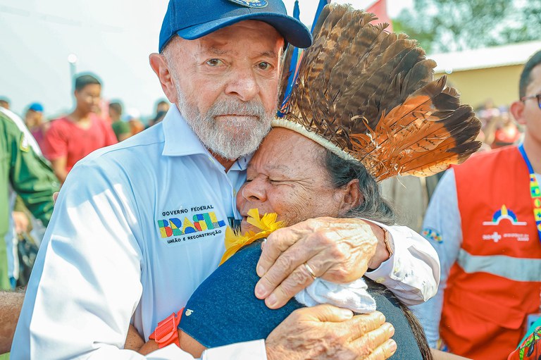 Lula se reúne com prefeitos do Amazonas para tratar da seca. Assista